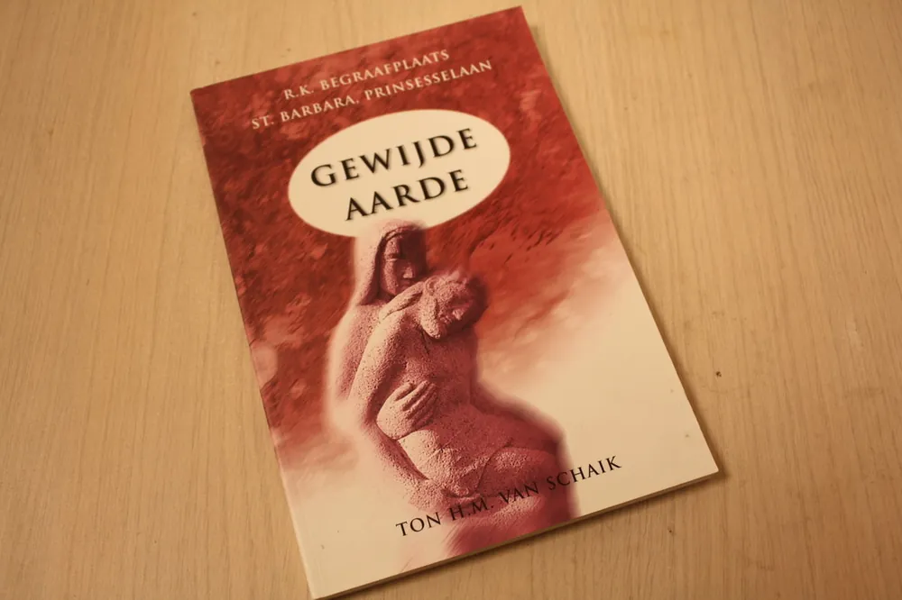 Gewijde aarde - T.H.M. van Schaik Alleen Vandaag