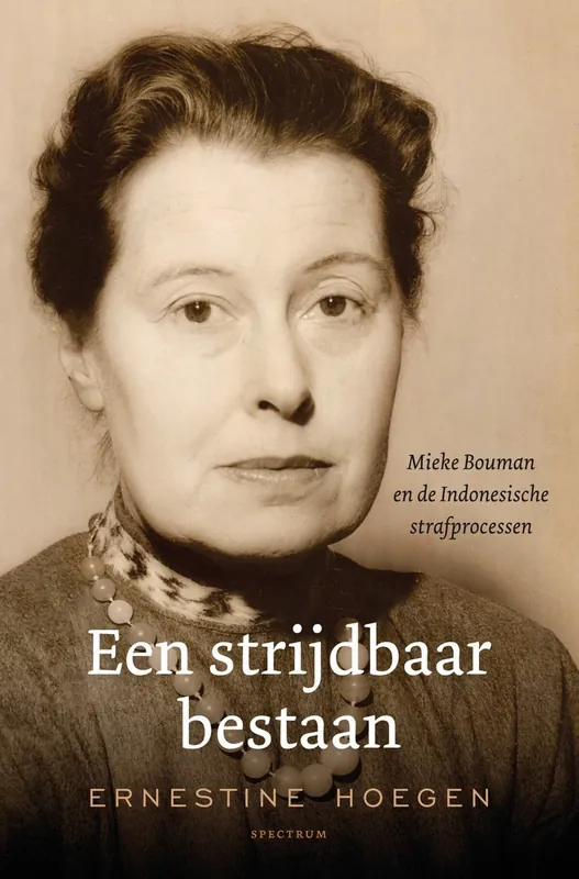 Een strijdbaar bestaan. Mieke Bouman en de Indonesische strafprocessen. - Hoegen, Ernestine. Gereduceerde Prijs