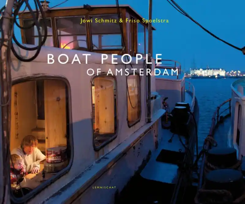 Op = Op Boat people of Amsterdam - Jowi Schmitz; Friso Spoelstra