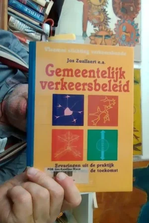 Gemeentelijk en stedelijk verkeersbeleid Ervaringen uit de praktijk Oriëntaties voor de toekomst Jos ZUALLAERT - Jos ZUALLAERT Karel Debaere Valère Donné Jos Zuallaert is een autoriteit op het gebied van mobiliteitsplanning in Vlaanderen. Zijn expertise omvat: •Mobiliteitsplannen: Hij schreef de algemene richtlijnen voor de verschillende fasen van het gemeentelijk mobiliteitsplan, die jarenlang de basis vormden voor lokale besturen. •Advies: Hij is nog steeds actief betrokken bij lokaal beleid, bijvoorbeeld als deskundig lid van de Mobiliteitsraad in gemeenten zoals Rotselaar Koop Vandaag