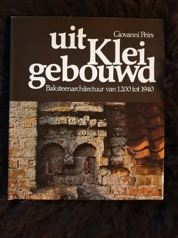 Direct Beschikbaar Uit klei gebouwd / Baksteenarchitectuur van 1200 tot 1940