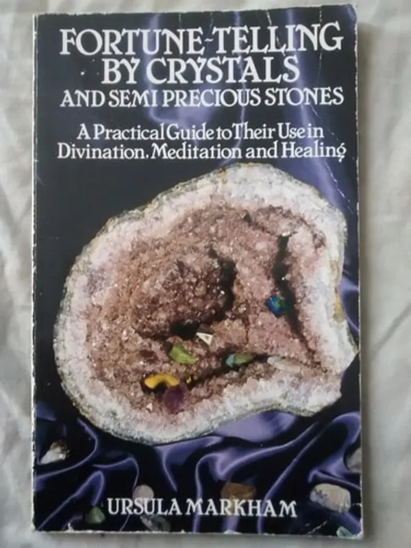 Fortune Telling by Crystals and Semiprecious Stones: A Practical Guide to Their Use in Divination, Meditation and Healing - Ursula Markham Favoriet