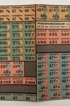 Koopje Voedingsmiddelen voor houders van inlegvellen GA 401, 11e en 12e periode 1944 (1 october-25 november) Bonkaart KA 411-412. Land - Voedselbonnen W.O. II -