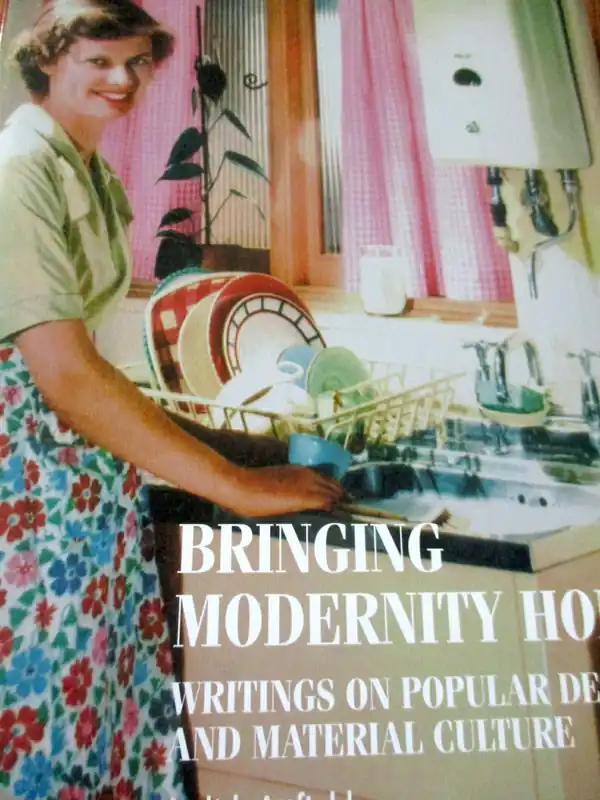 Goedkoop Bringing Modernity Home - Judy Attfield